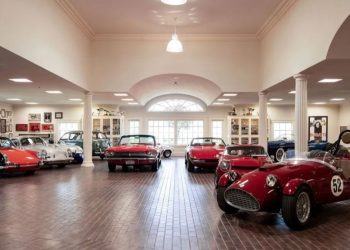Vous ne croirez pas ce qui se cache dans ce manoir à 125 millions de dollars : un véritable musée automobile !