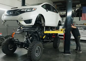 Cette Honda Fit tout-terrain cache un Polaris RZR sous le capot et ça décoiffe !