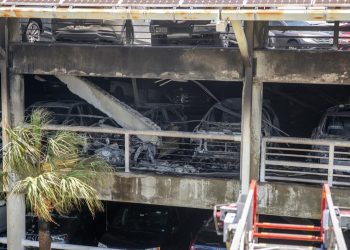 Un incendie dévastateur détruit 50 voitures et fait s’effondrer un parking à l’aéroport de Jacksonville !