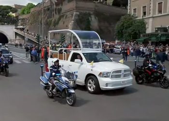 Vous ne devinerez jamais quel modèle de voiture le pape François a choisi pour son dernier papamobile !