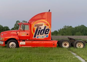 L&rsquo;ancien camion NASCAR de Ricky Rudd fait sensation dans les champs de tabac avec son célèbre design Tide !