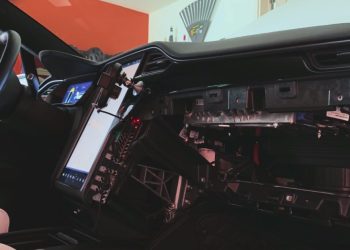 Tesla obligé de remplacer l&rsquo;ordinateur de 4 millions de voitures : votre véhicule est-il concerné ?