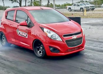 Incroyable : une Chevy Spark équipée d’un Big Block explose le chrono avec un quart de mile en 9,99 secondes !