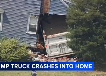 Ce camion-benne de 73 000 livres défonce une maison dans le New Jersey : l&rsquo;incroyable impact en images !