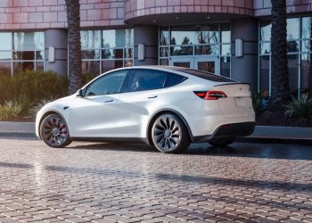 Tesla perd son responsable en Inde alors que son entrée sur le marché semble enfin imminente : que se passe-t-il vraiment ?