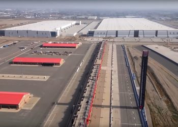 Un complexe d’entrepôts fait disparaître, virage par virage, l’Auto Club Speedway de NASCAR !