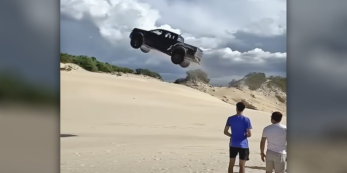 Le Ford Ranger Raptor s’envole sur 280 pieds dans un saut spectaculaire à couper le souffle !