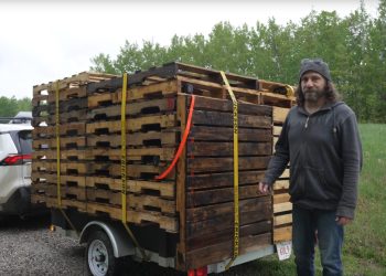 Vous ne devinerez jamais ce qui se cache à l&rsquo;intérieur de cette pile de palettes : un camper furtif à petit budget !
