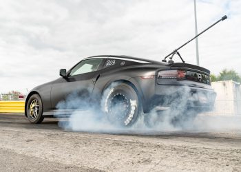 Une Nissan Z modifiée pulvérise le quart de mile en seulement 9,23 secondes avec un bloc moteur d&rsquo;origine : incroyable performance !