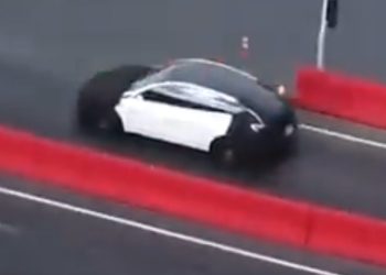 Une version compacte et mystérieuse de la Tesla Model Y défie la piste : signe d&rsquo;un modèle plus abordable ?