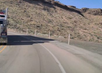 Tesla Full Self-Driving : l&rsquo;incroyable évitement de collision qui défie l&rsquo;imagination avec un semi !