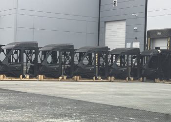 Ces piles de cadres de Tesla Semi au Nevada cachent une grande révélation imminente !