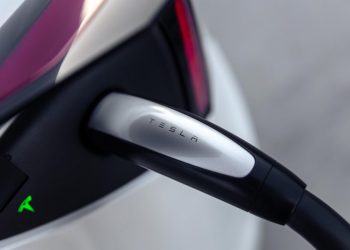 New Jersey choque : 64 superchargeurs Tesla supprimés du Turnpike dans une décision controversée !