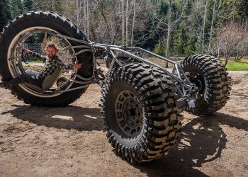 Un trike monstrueux qui semble tout droit sorti de Twisted Metal : oserez-vous vous asseoir dans cette roue géante ?