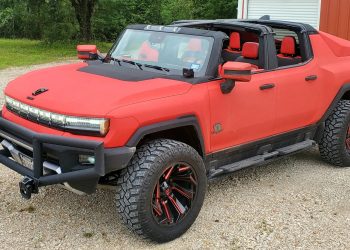 Ce Hummer EV rouge vif, à peine utilisé, cherche désespérément un nouveau propriétaire !