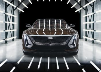 La Cadillac Celestiq à 340 000 $ fait sensation : découvrez-la dans son habitat naturel !