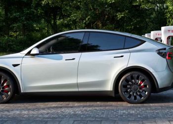 Tesla en danger : la France accuse le géant de mentir sur le FSD et menace de lourdes amendes si rien ne change !