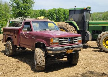 Un Ford Ranger transformé avec un moteur John Deere pour défier le temps !