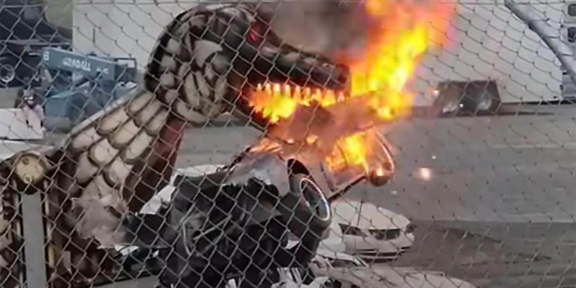 Quand la voiture la plus rapide de 2007 est dévorée par des camions monstres et Mecha Godzilla !