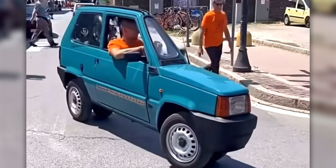 Cette Fiat Panda incroyablement mince vous laissera perplexe, mais admiratif !