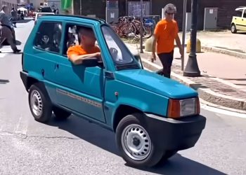 Cette Fiat Panda incroyablement mince vous laissera perplexe, mais admiratif !