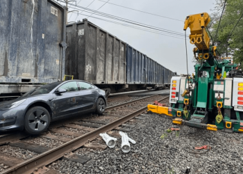 Frayeur : une Tesla en mode « self-driving » coincée sur les rails percutée par un train !