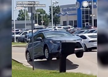 Une route déformée par la chaleur extrême envoie une Corolla dans les airs : incroyable mésaventure !