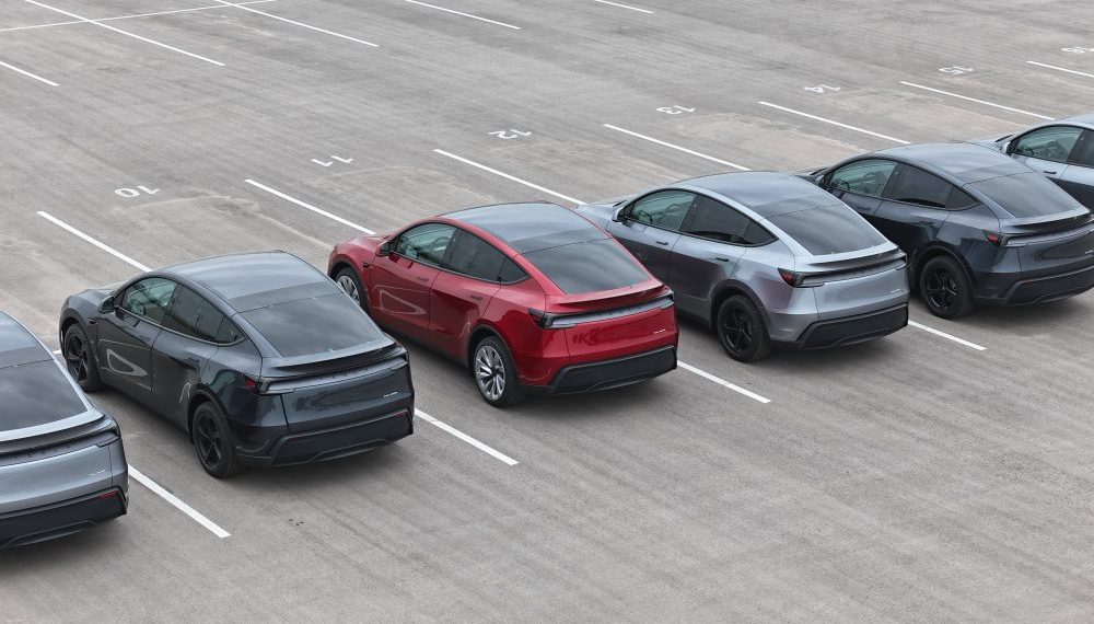 Une Tesla se livre seule à un client : Elon Musk révèle un exploit autonome stupéfiant