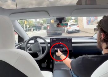 Voyez comment un intervenant sauve la première véritable course de robotaxi Tesla !
