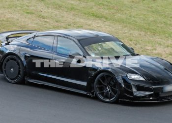 Découvrez la combinaison secrète : Porsche Taycan Turbo avec roues Aero et prises d&rsquo;air GT3