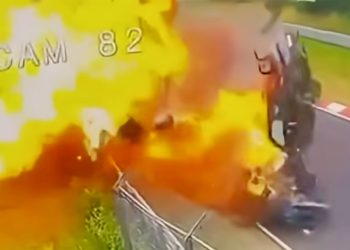 Incroyable accident au Nürburgring : une Porsche et une BMW fusionnent en boule de feu, les conducteurs indemnes !