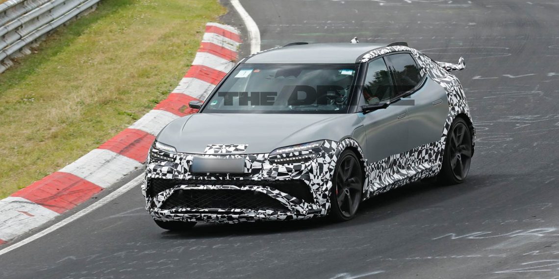 Vous ne devinerez jamais la taille de l’aileron arrière du Genesis GV60 Magma 2026 !