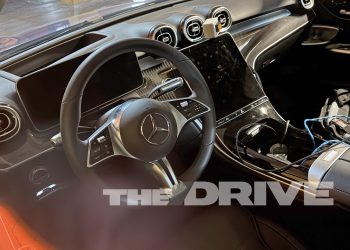 Mercedes supprime enfin le volant à deux branches agaçant dans la nouvelle C-Class : un changement attendu !