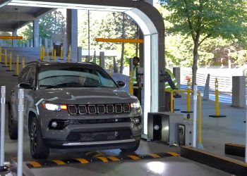 Un scanner d&rsquo;IA chez Hertz facture 350 $ pour des bosses minuscules : jusqu&rsquo;où ira cette folie ?