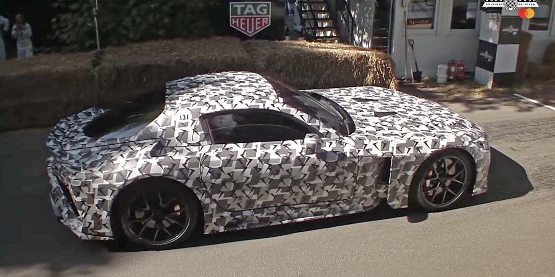 Le mystérieux supercar GT de Toyota se faufile à Goodwood sous un voile de camouflage !