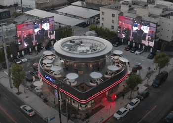 Un diner rétro-futuriste Tesla avec Superchargeur qui va vous épater !