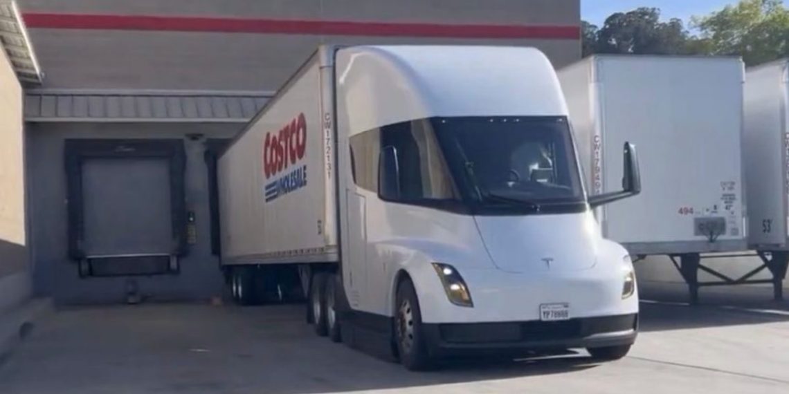 L&rsquo;efficacité du Tesla Semi surprend lors d&rsquo;un test routier de 4 494 miles : les résultats choquent l&rsquo;industrie du transport en 3 semaines !