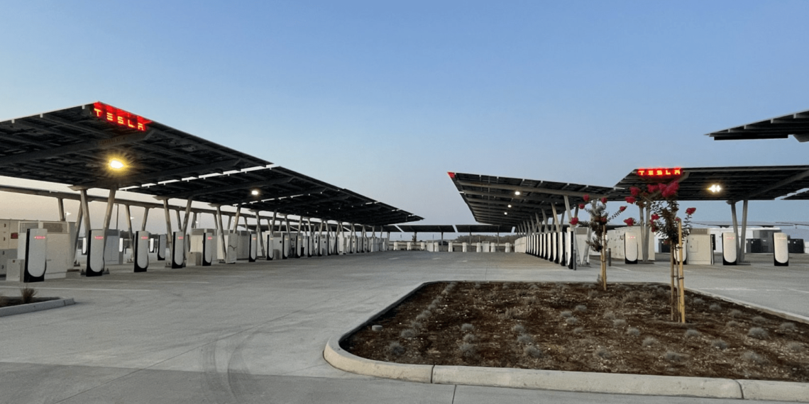 Tesla inaugure une Oasis Supercharger révolutionnaire avec ferme solaire et batteries autonomes : coup d&rsquo;éclat ou futur de la recharge ?