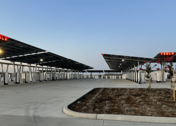Tesla inaugure une Oasis Supercharger révolutionnaire avec ferme solaire et batteries autonomes : coup d&rsquo;éclat ou futur de la recharge ?