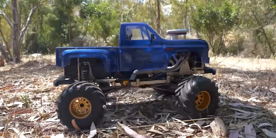 Cet impressionnant camion RC à moteur V8 de 44cc rugit comme un nerveux petit bloc Chevy