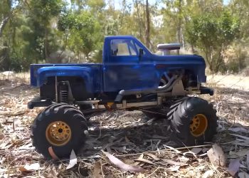 Cet impressionnant camion RC à moteur V8 de 44cc rugit comme un nerveux petit bloc Chevy