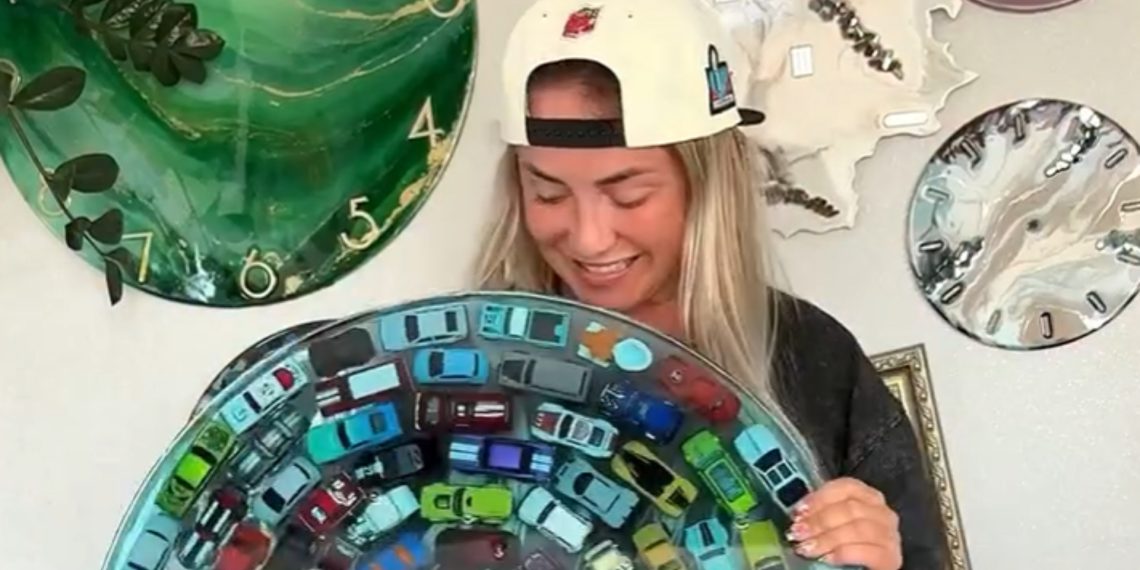 Des dizaines de Hot Wheels et du lucite : le secret d’un mobilier DIY incroyable !