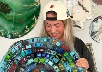 Des dizaines de Hot Wheels et du lucite : le secret d&rsquo;un mobilier DIY incroyable !