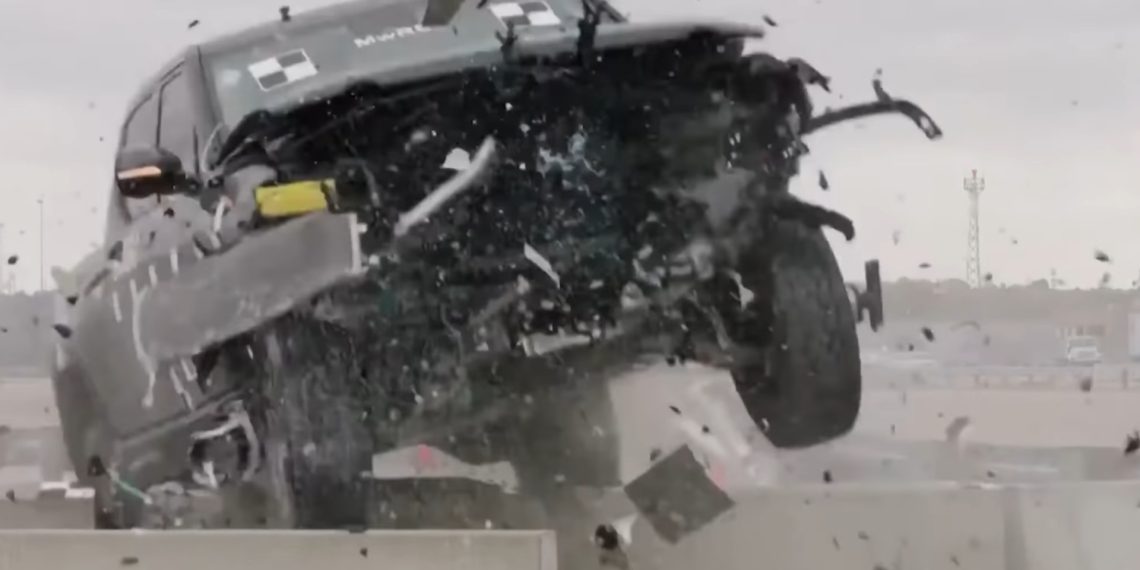 Pourquoi les glissières de sécurité échouent face aux véhicules électriques en cas de collision