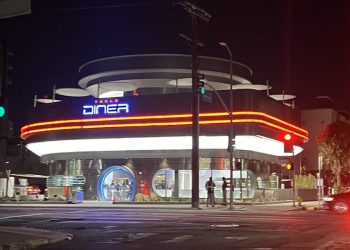 Elon Musk révèle d&rsquo;incroyables nouveautés au Tesla Diner Supercharger qui vont vous surprendre !