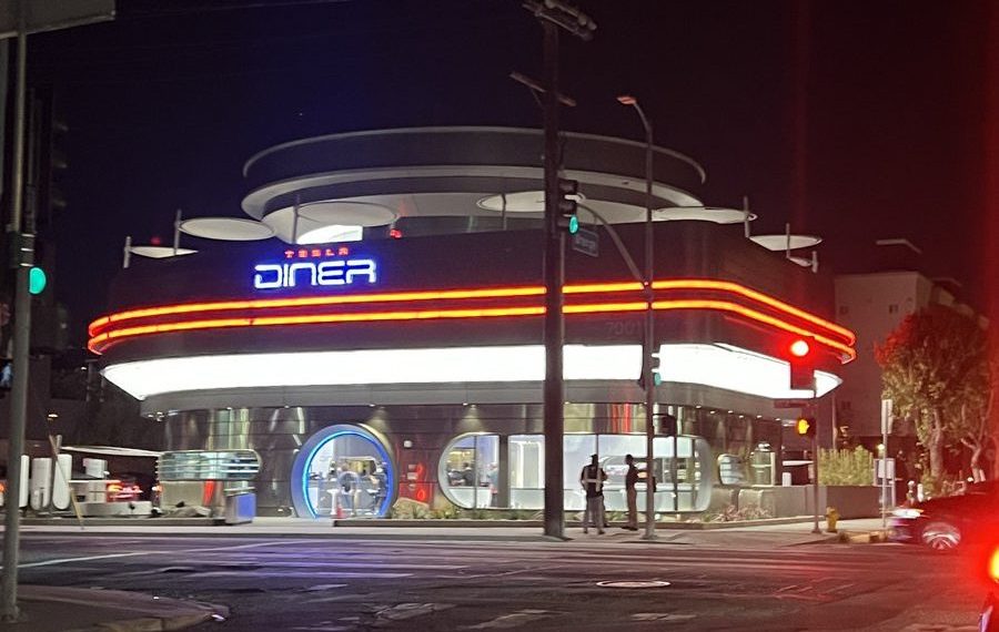 Elon Musk révèle d’incroyables nouveautés au Tesla Diner Supercharger qui vont vous surprendre !