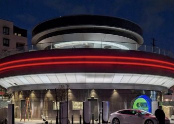 Un détail clé du Supercharger Diner de Tesla révélé, et c&rsquo;est bien plus grand que prévu !
