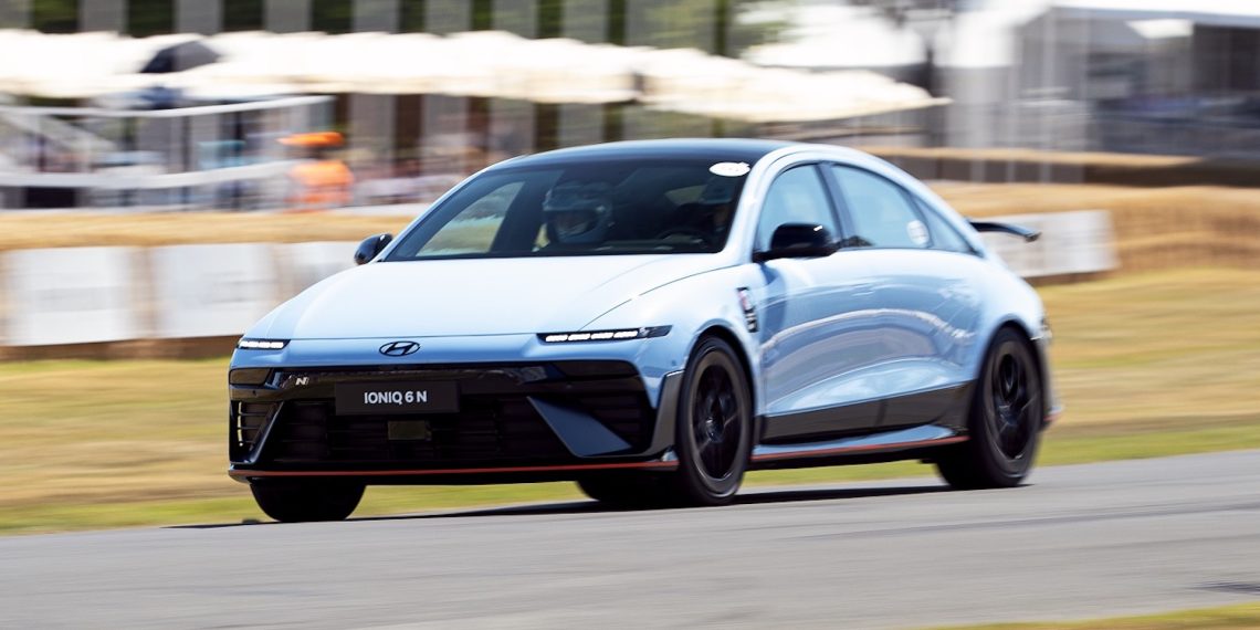 La Hyundai Ioniq 6 N déchaînée sur circuit : presque impossible de deviner que c’est une électrique !