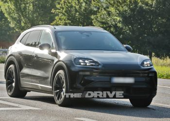 La Porsche Cayenne EV 2027 se dévoile comme jamais : un aperçu saisissant !