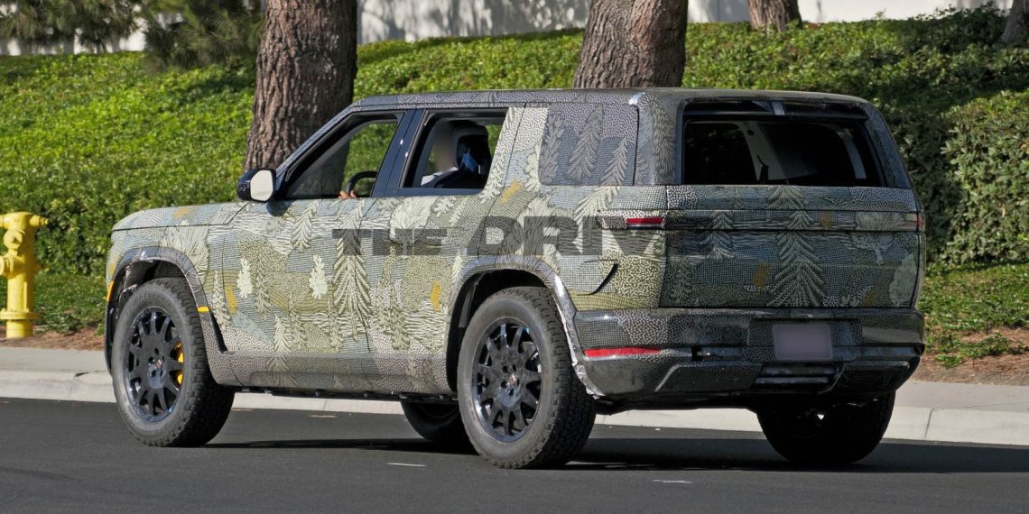 La Rivian R2 2026 aperçue avec une fenêtre arrière façon 4Runner va vous étonner !